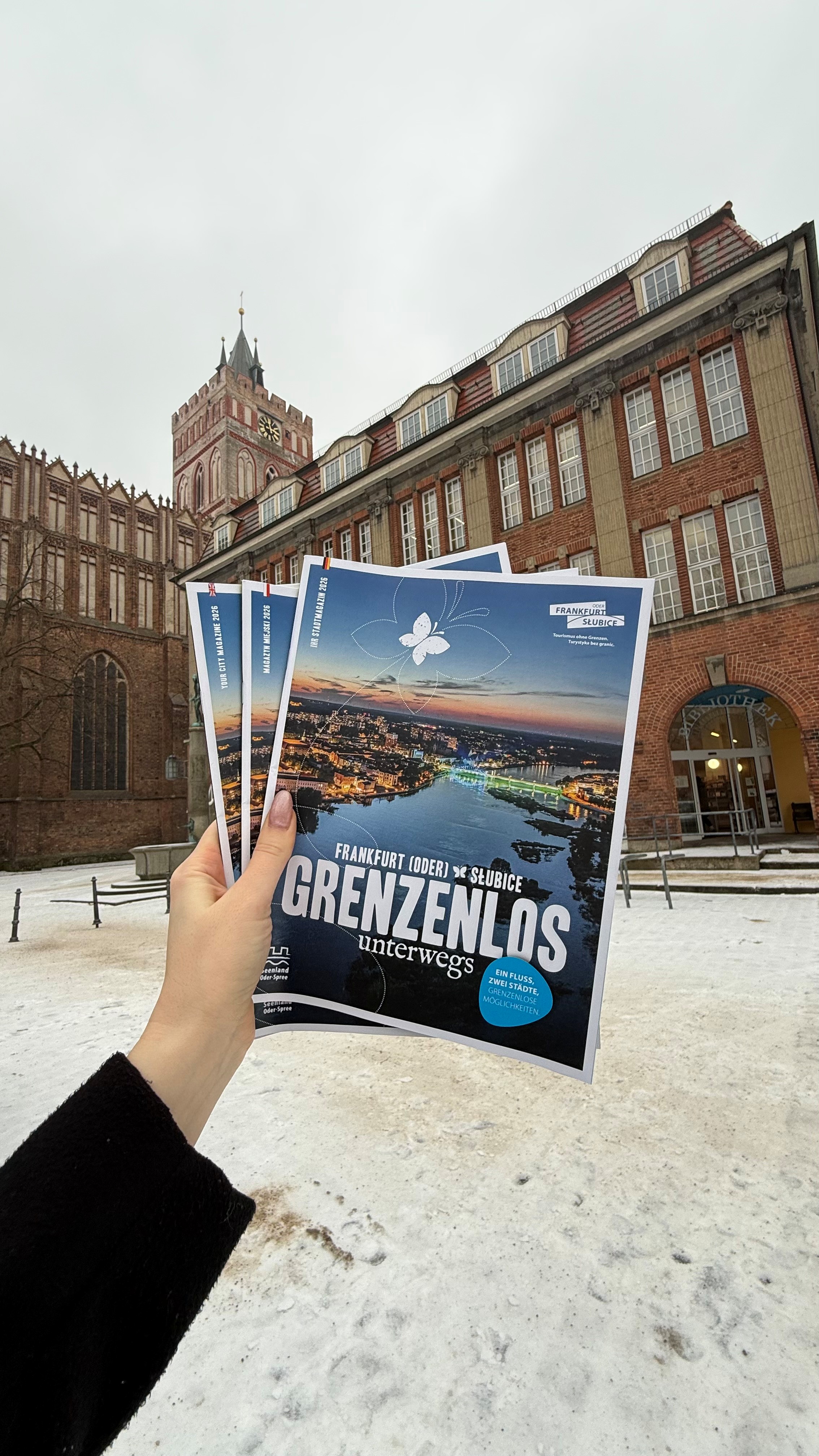 EIne Frau hält ein neues Gaestemagazin 2026 in der Hand