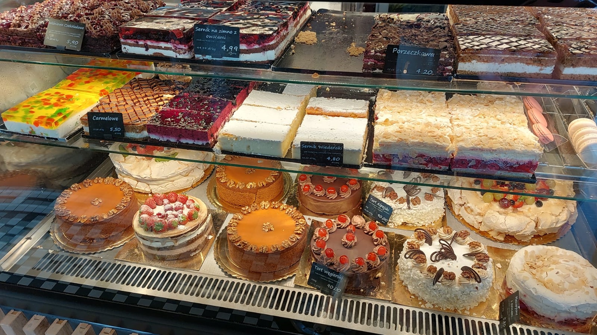 Eine riesige Auswahl an Torten und Kuchen in der Vitrine des polnischen Cafes.