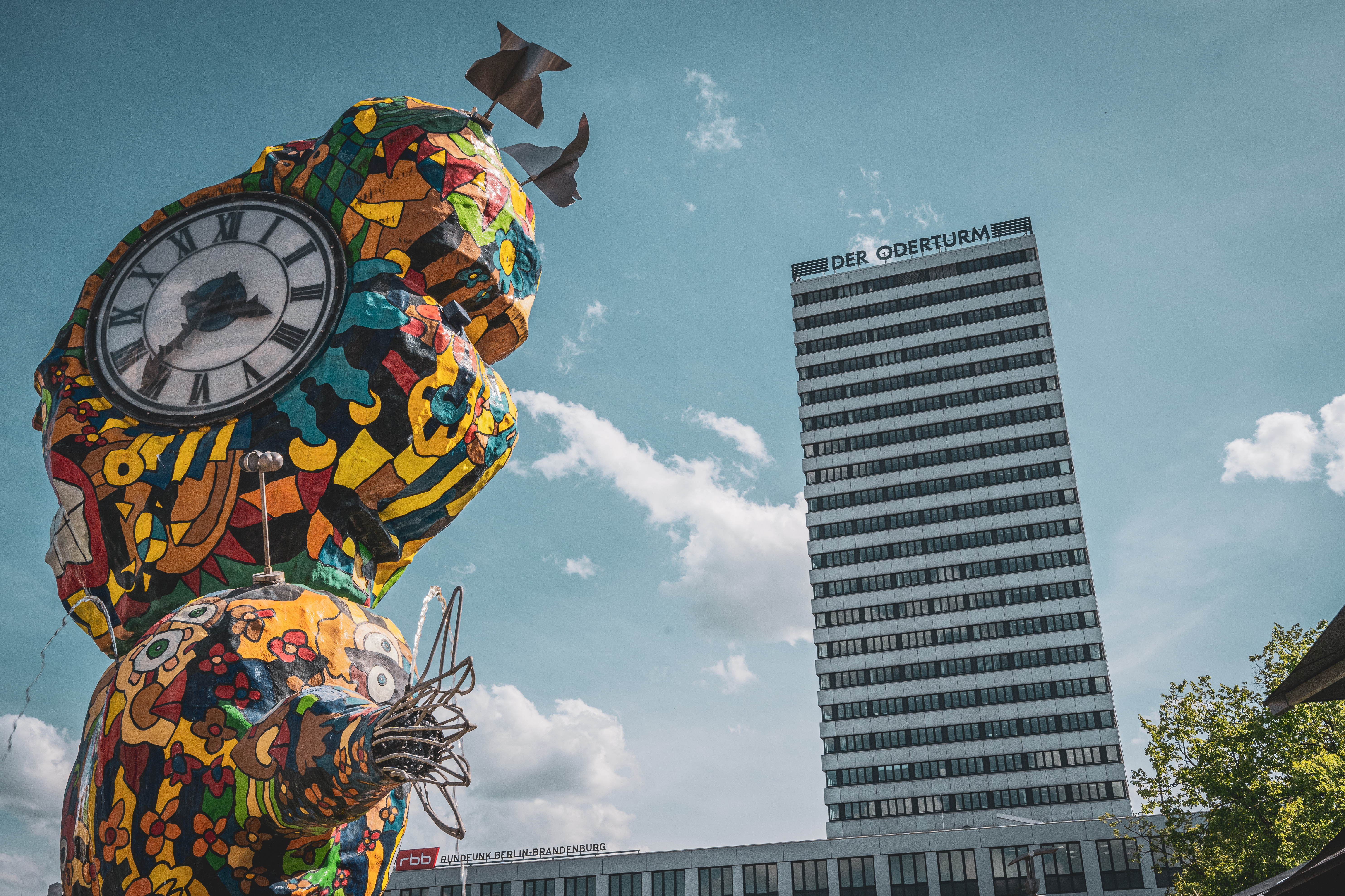 Oderturm im Hintergrund, wolkenloser Himmel, Uhr vom Comicbrunnen im Vordergrund