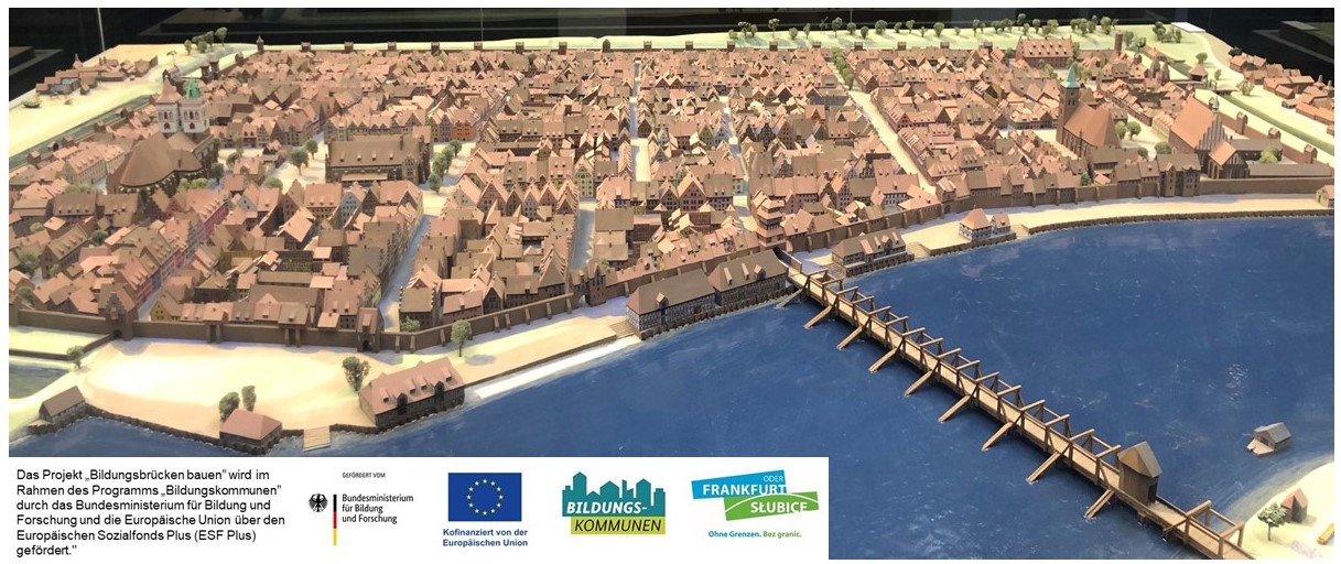 Ein Foto von einem Stadtmodell unten ein Text: "Das Projekt Bildungsbrücke bauen wird im Rahmen Programms "Bildungskommunen" durch das Bundesministerium für Bildung und Forschung und die EU über den Europäischen Sozialfonds Plus (ESF Plus) gefördert.