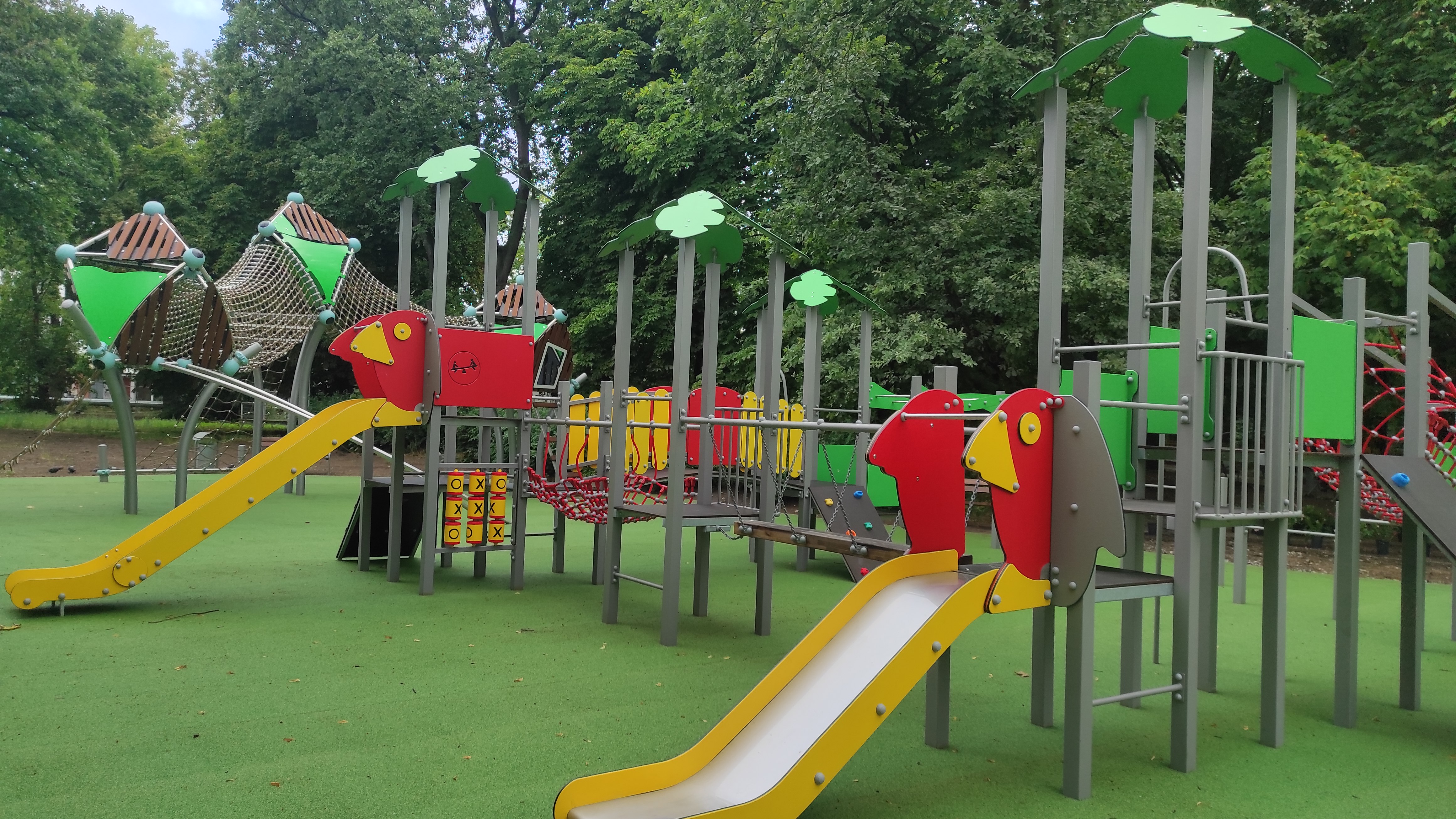 Spielplatz mit Rutschen und Klettergeräten