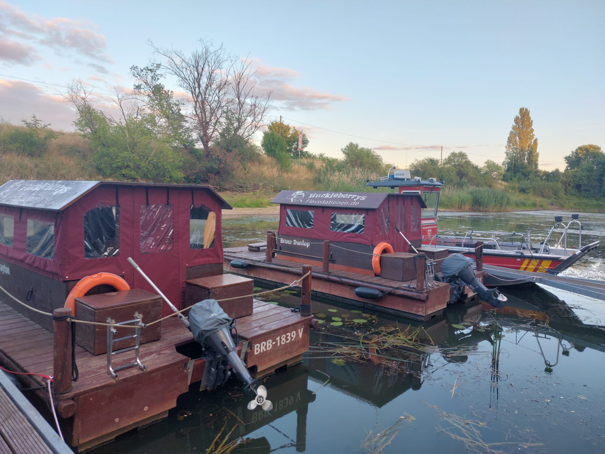 Zwei Flösse auf dem Wasser
