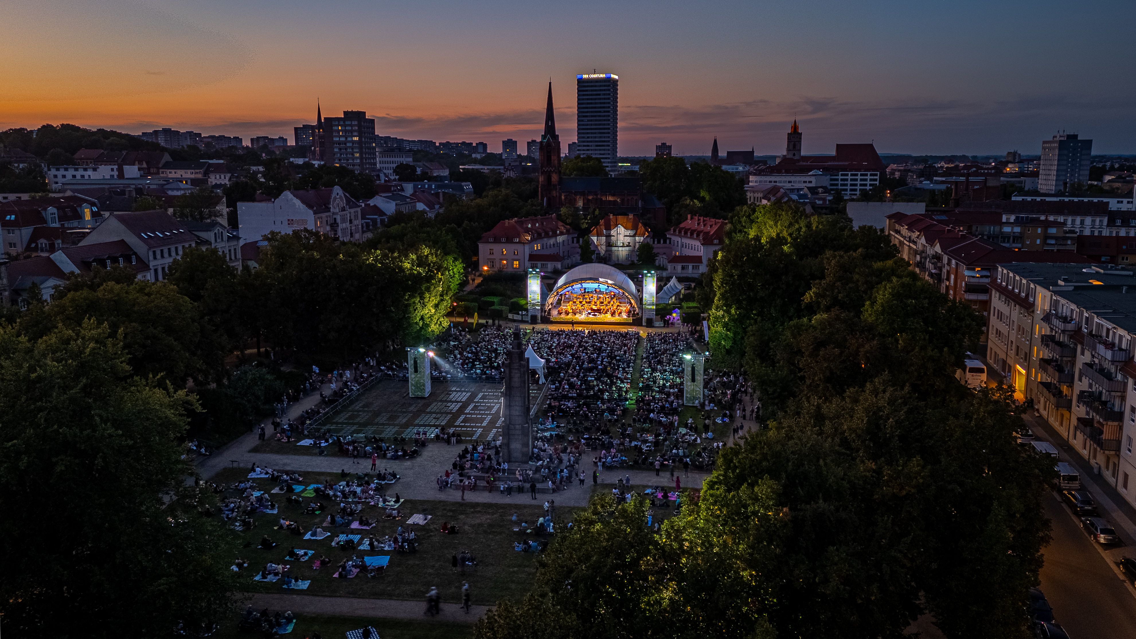 Vogelperspektive in der Nacht, Abschlusskonzert des Festivals, grosse Bühne und viele Besucher zu sehen