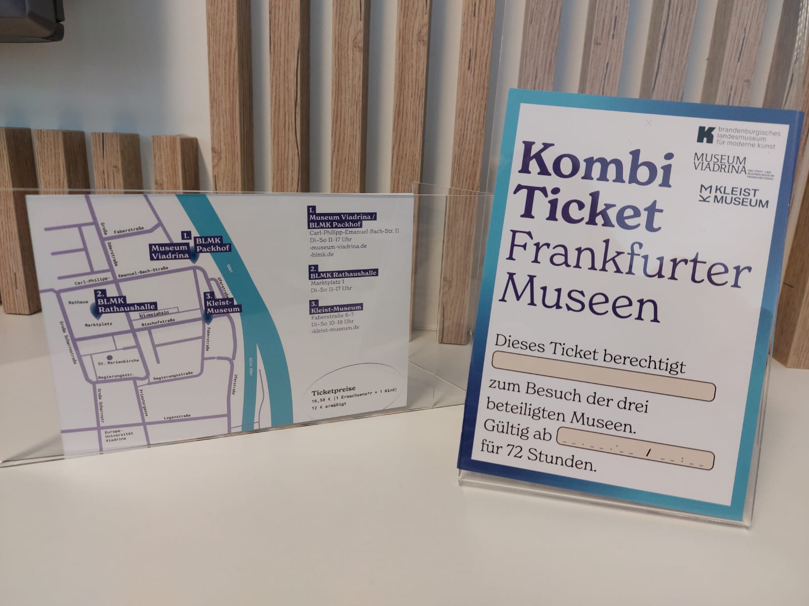 Kombi Ticket für alle drei Frankfurter Museen sind in der Vitrine der Deutsch-Polnischen Tourist-Information zu sehen. Das Normalticket (ein Erwachsene plus ein Kind) kostet sechszehn Euro fünfzig Cent, ermäßigt kostet zwölf Euro.