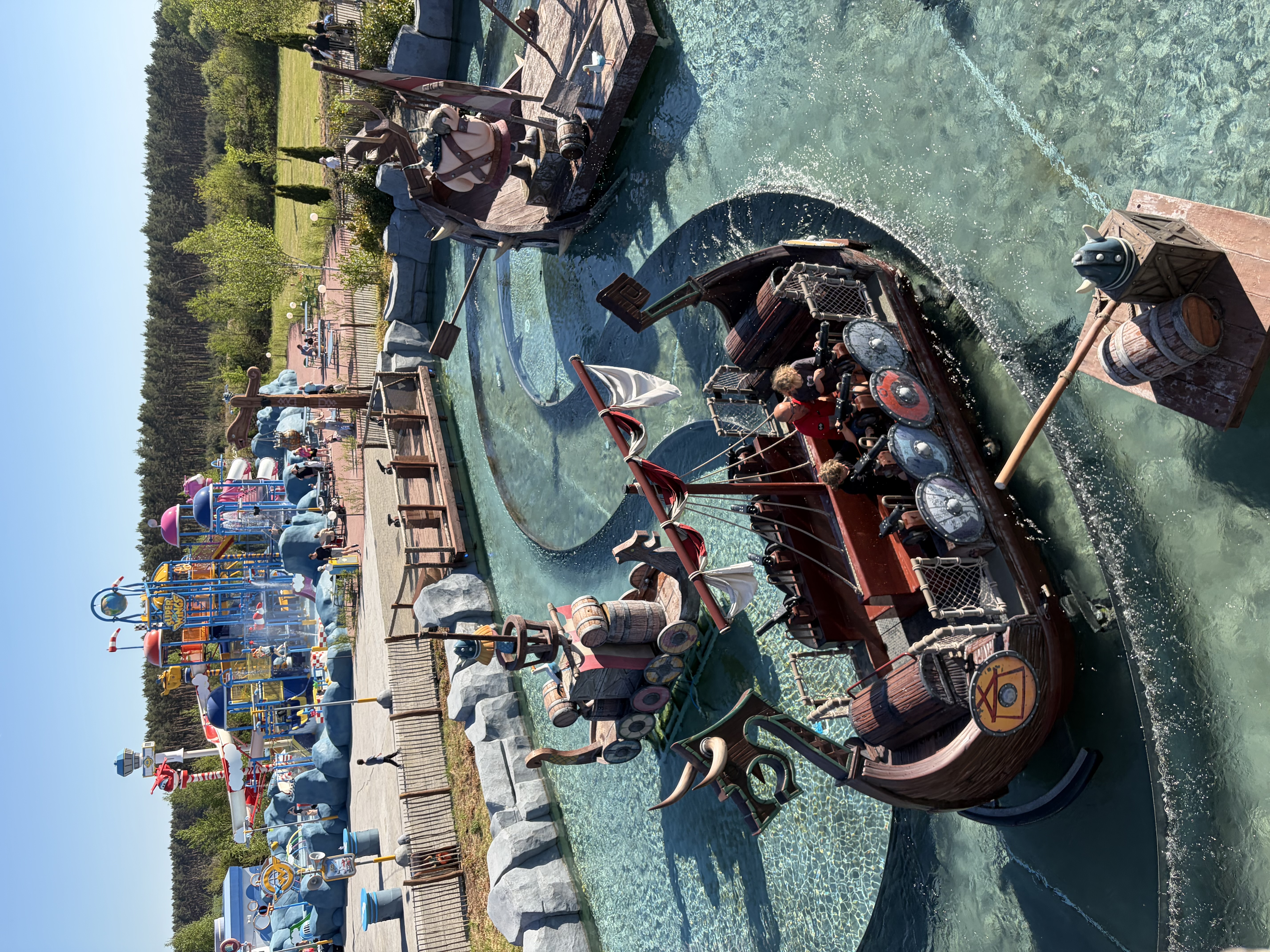 Vikingerschiffe mit Wasserpistolen und im Hintergrund Wasserspielplatz
