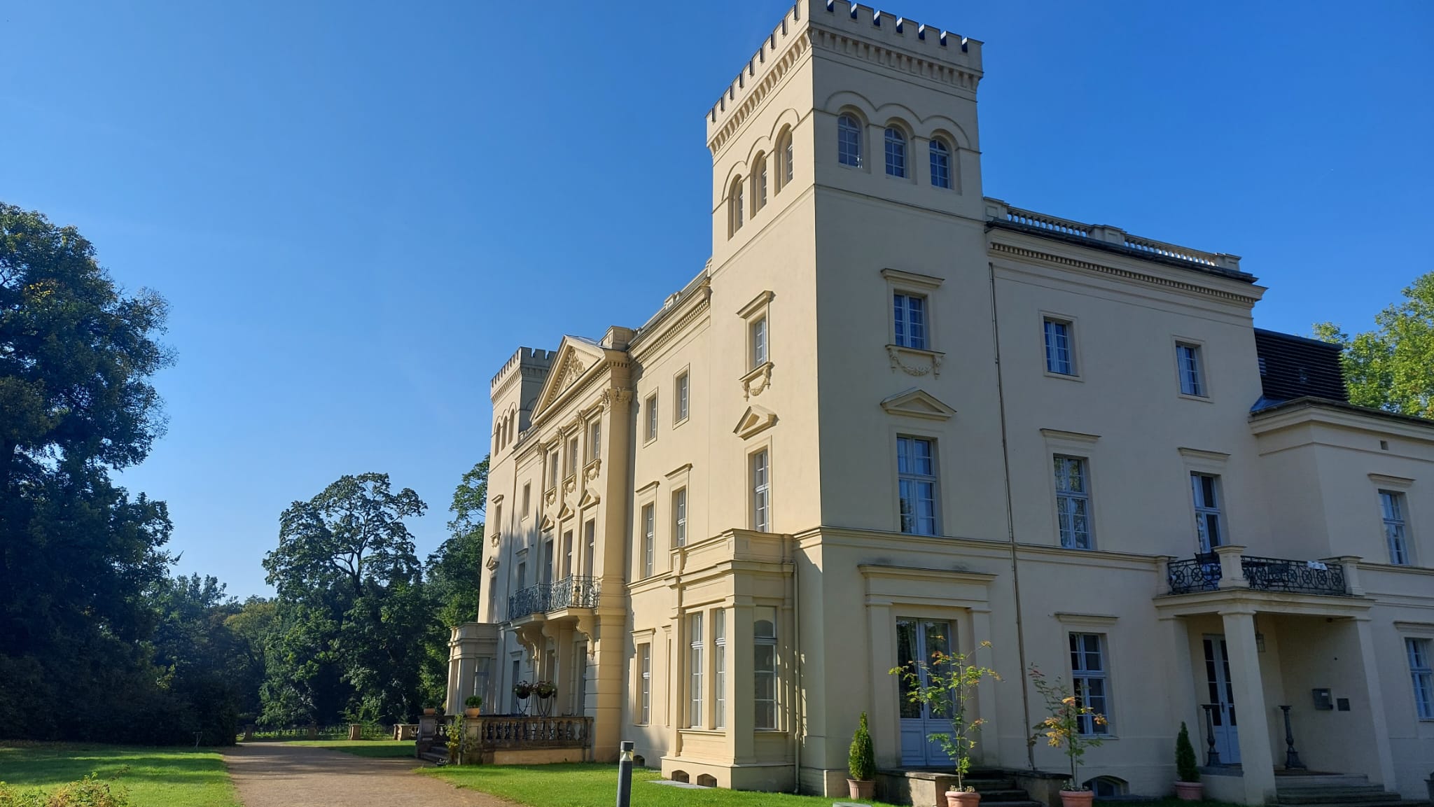 Ein Gebäude vom Schloss und vorne der Schlossgarten