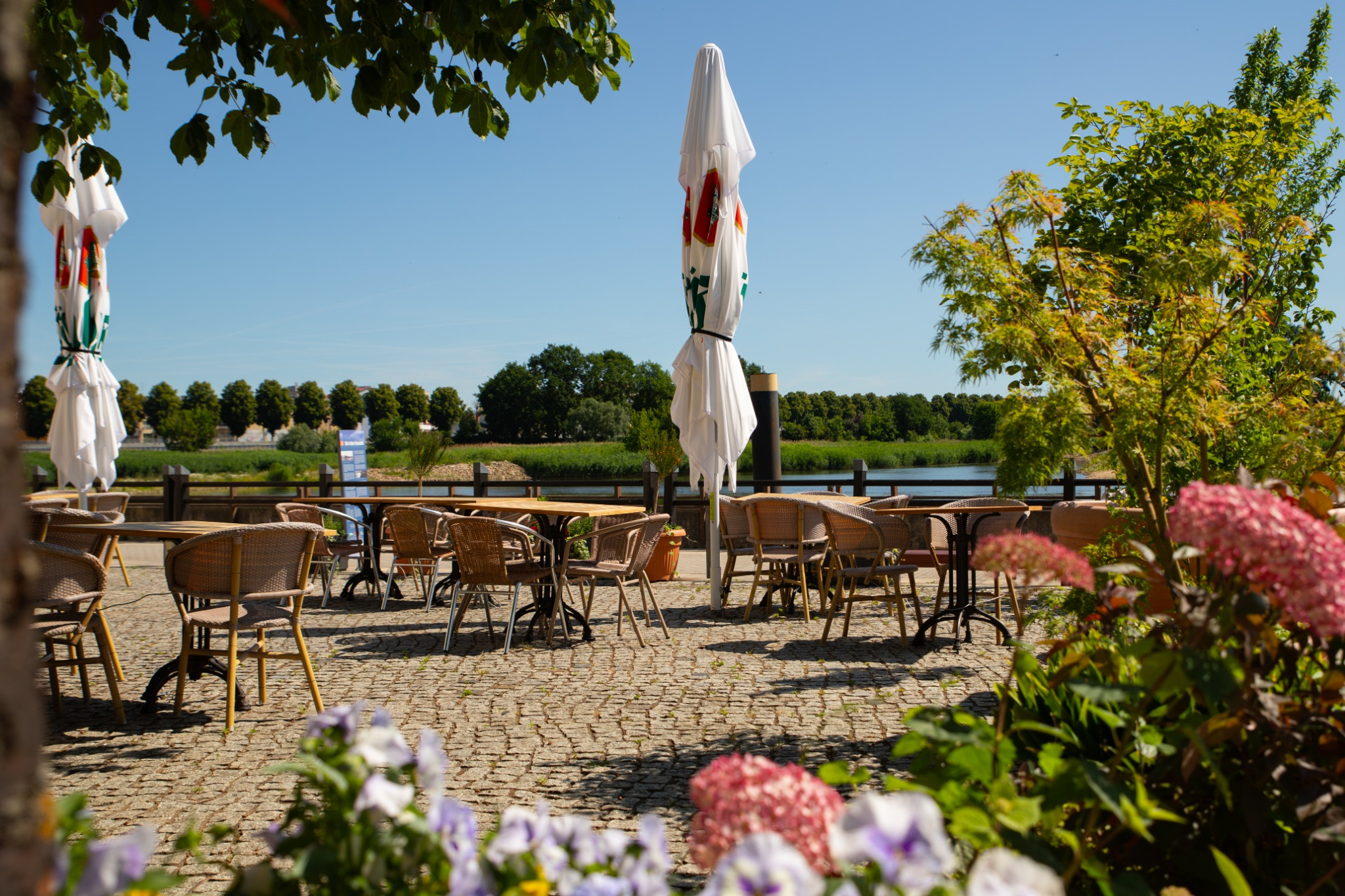 Terrasse  vom Restaurant "Frankfurter Kartoffelhaus" an der Frankfurter Oderpromenade