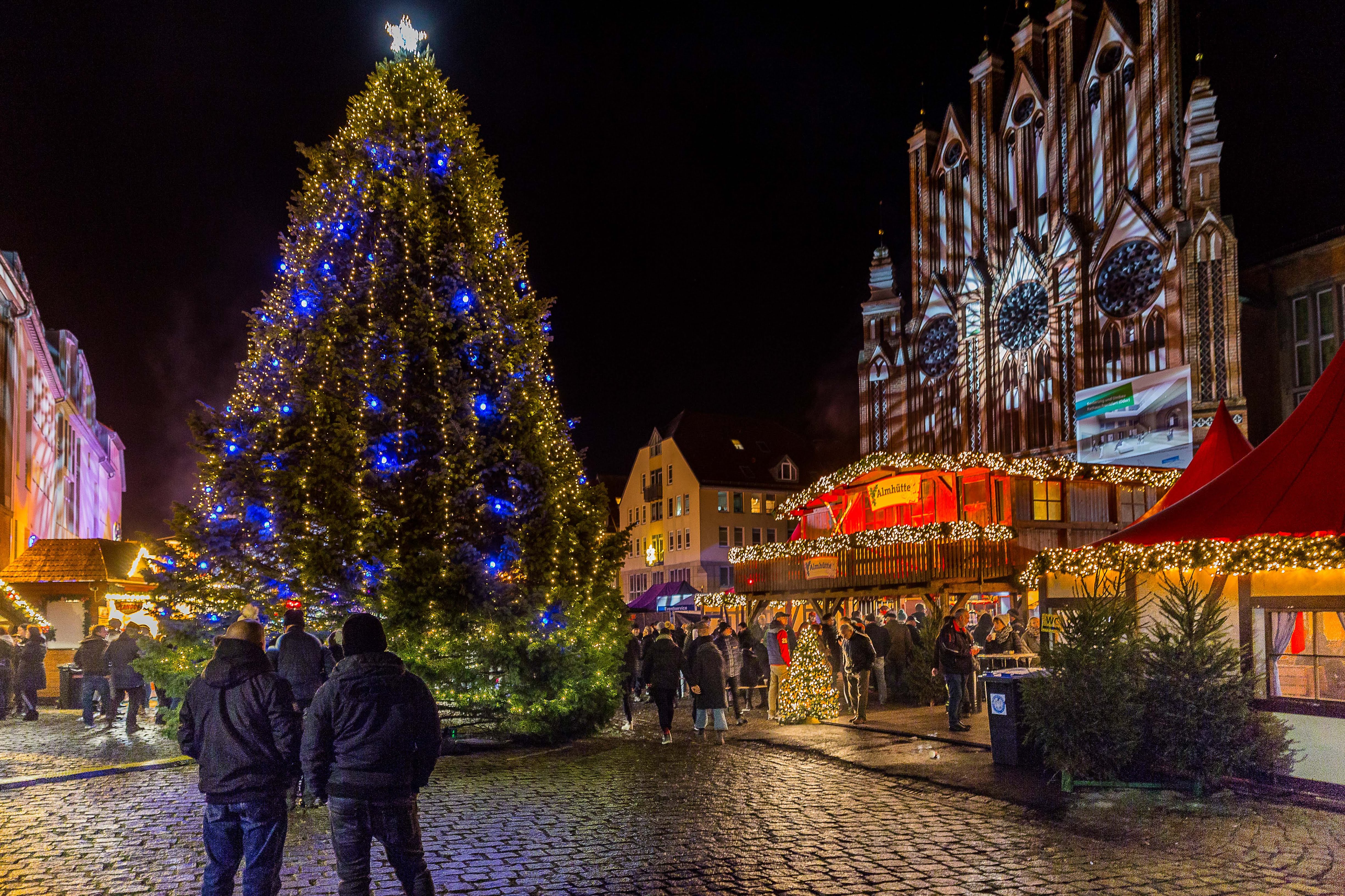 Weihnachstmarkt mit Lichtfestival, grosser Weihanchtsbaum in der Mitte