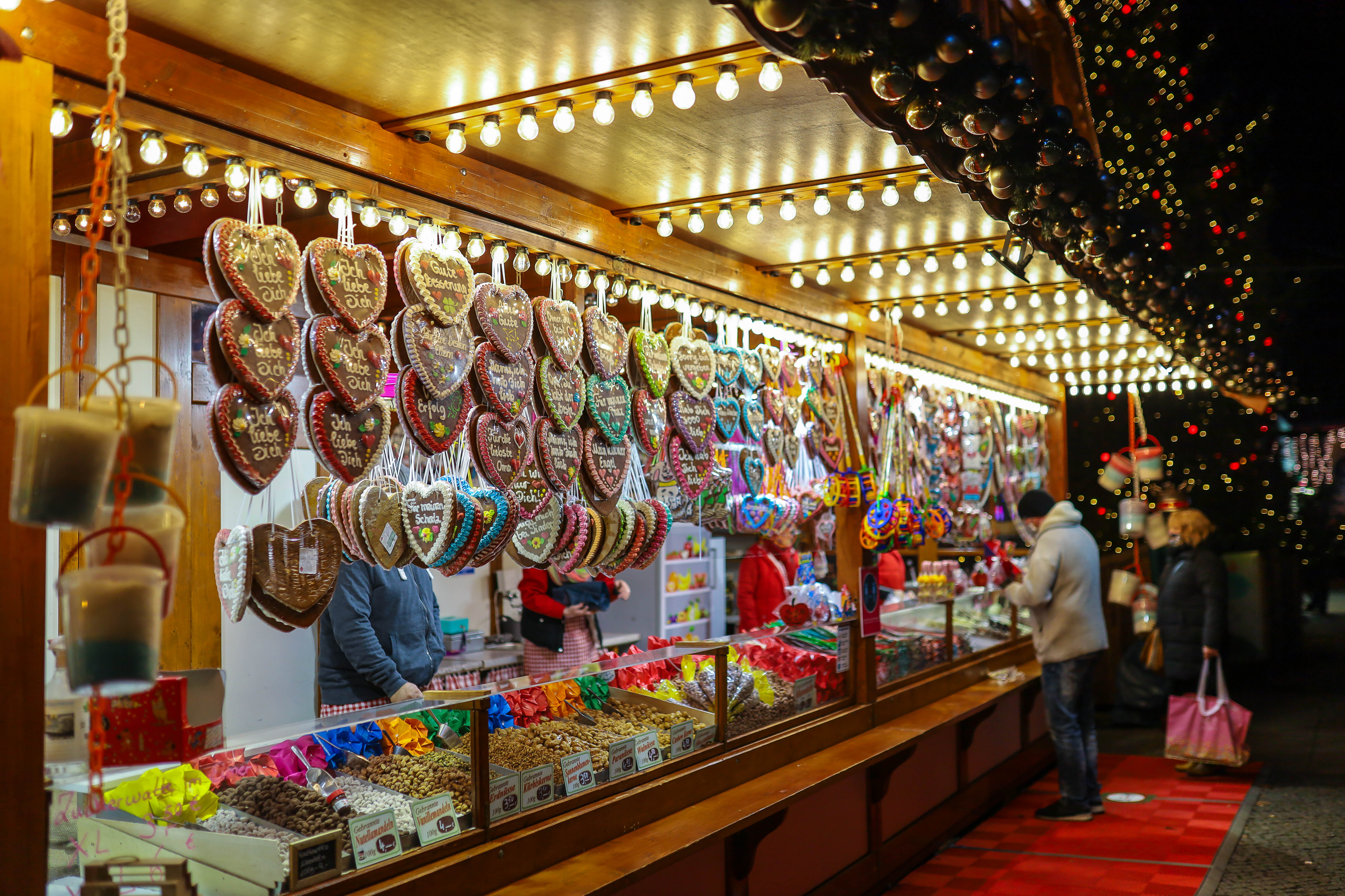 Stand mit Lebkuchen und anderen Suessigkeiten zu Weihnachten