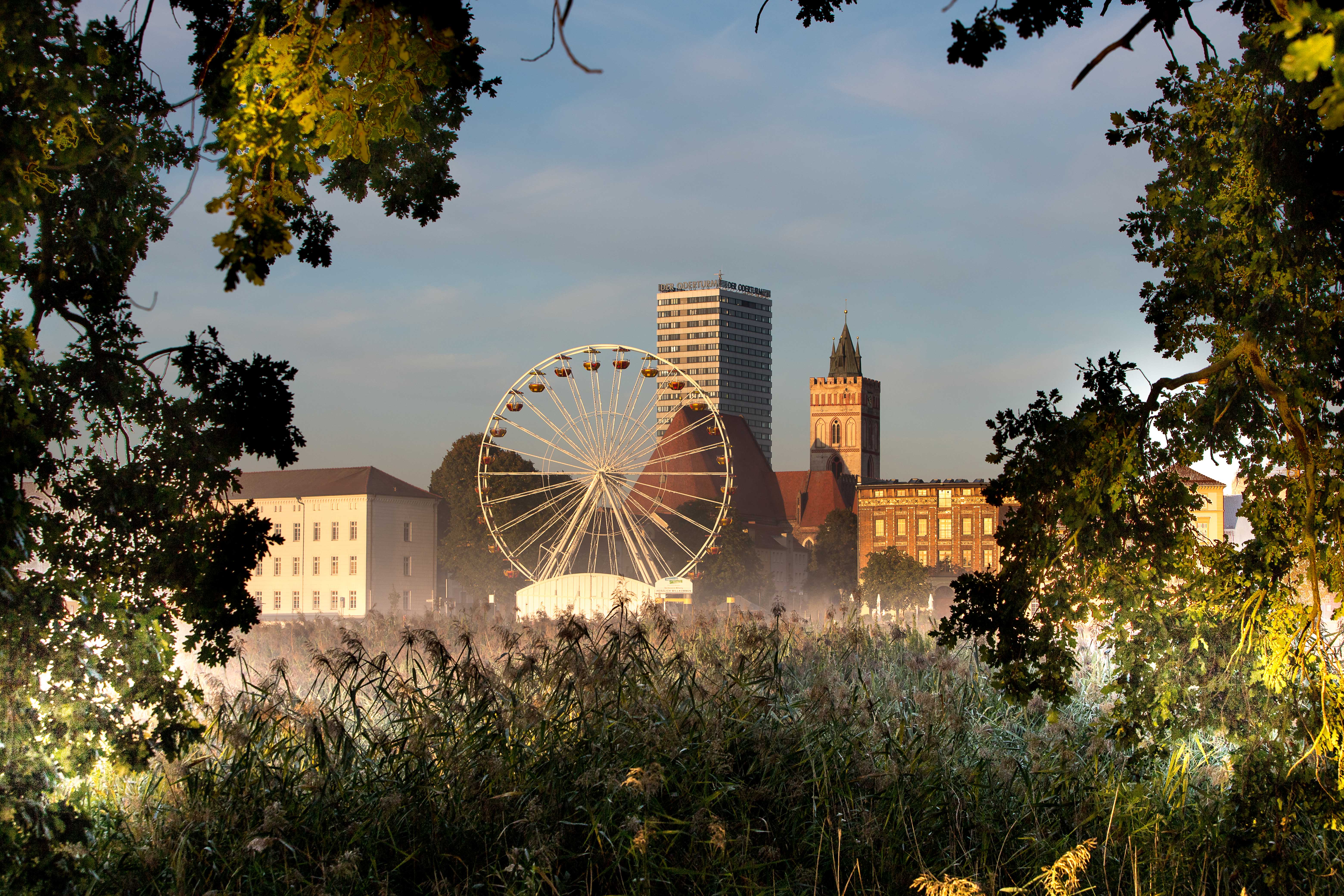 Riesenrad am Morgen im Sommer , im Hintergrund Oderturm und Marienkirchturm