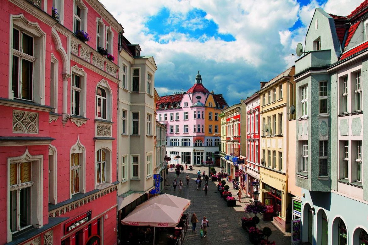 Zielona Gora und die Fussgängerzone im Sommer, viele bunte Mietshäuser