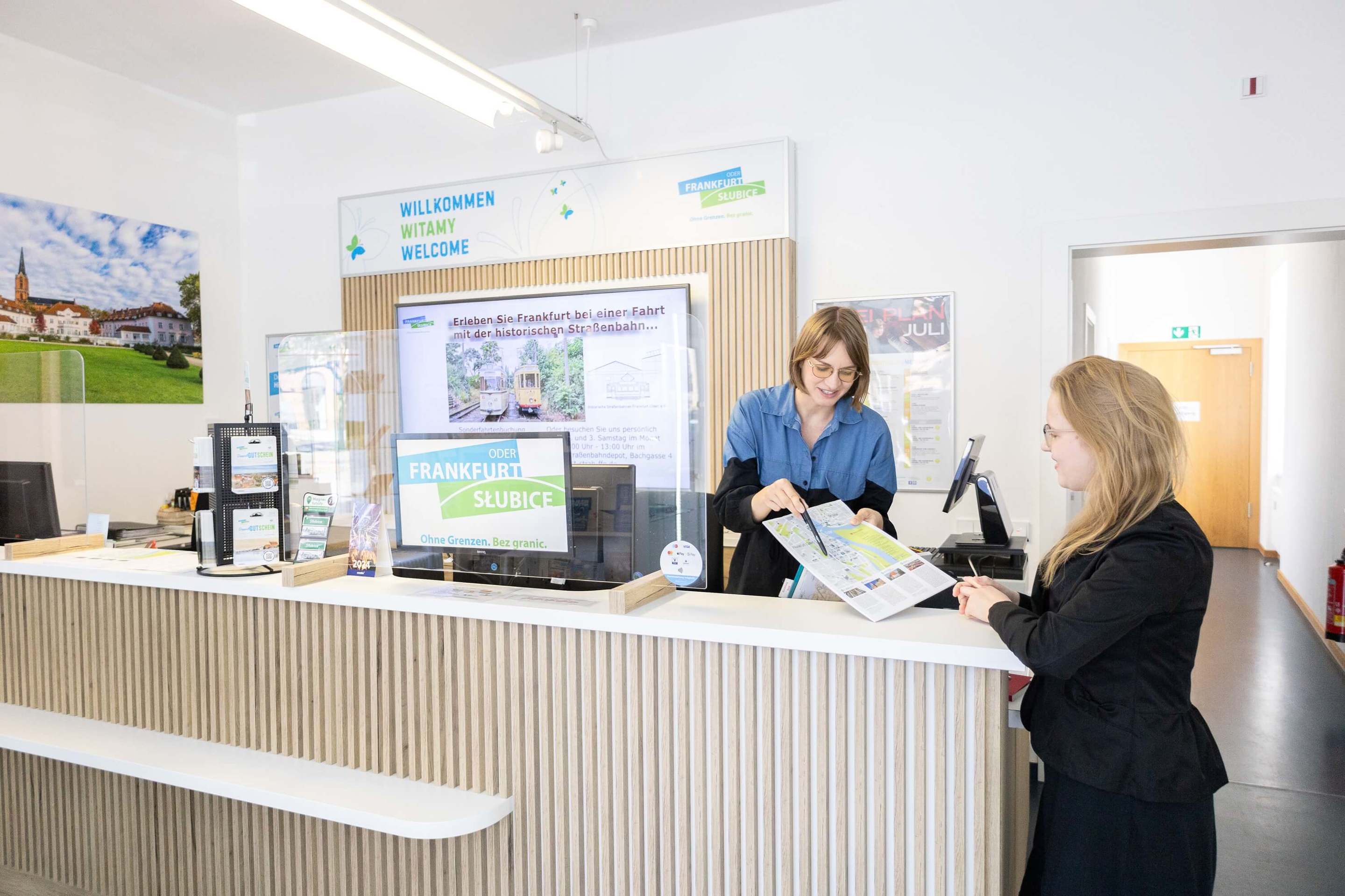 Beratung in der Deutsch-Polnische Tourist-Information, Foto: Anastasiia Kalko, Lizenz: Deutsch-Polnische Tourist-Information Frankfurt (Oder)