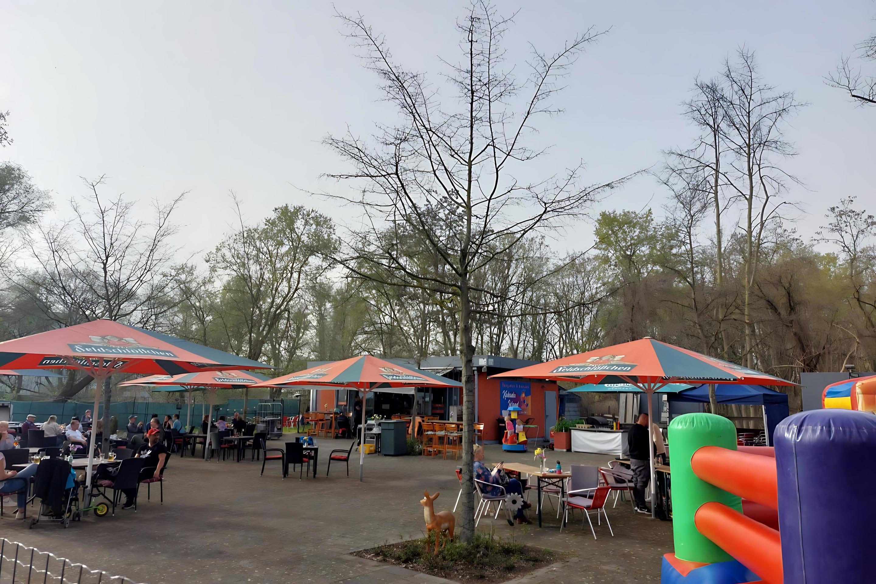 Ogródek piwny i kawiarnia na wyspie Kakadu Island, Foto: Maja Kühn, Lizenz: Deutsch-Polnische Tourist-Information Frankfurt (Oder)